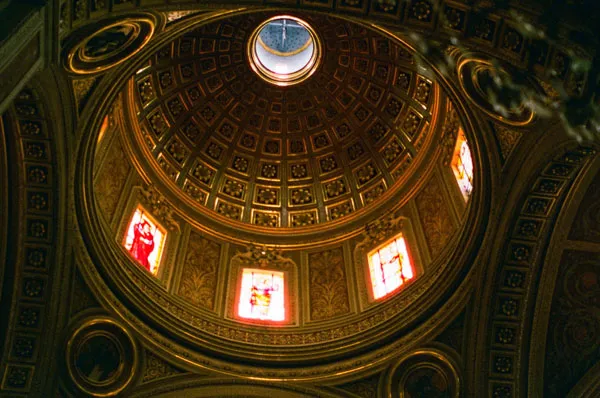 nos sentamos a escuchar una misa, como si fuera cosa normal. Su cabeza en mi hombro.
        A esta mujer le daría todos mis domingos por el resto de mi vida.